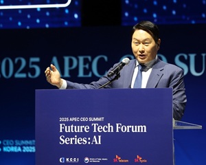 SK그룹 최태원 회장 “AI 빼고는 비즈니스 화제가 없다...한국에서 AI가 가장 빠르게 진화할 것＂